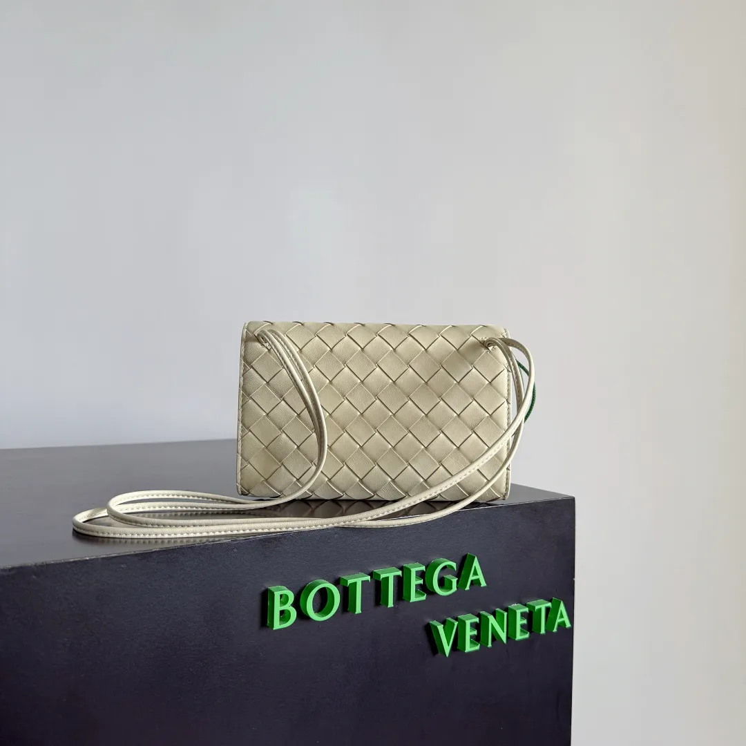 Batch 1560 Bottega Veneta2025 new product Daisy Andiamo bag, classic woven crossbody bag, thin shoulder strap is more casual, especially the small pendant design this time, daisy + green leaves + small gold chain, add a playful and smart look to the tough leather🌼Metallic button and knot closure, simple but not simple, elegant texture, elegant weaving attitude. You can also decide how to carry the bag according to your outfit and occasion. It can be used as a clutch bag, shoulder bag, or crossbody bag. It has a high usage rate. 😊Pair it with a simple skirt to instantly become relaxed and fashionable. Pair it with a smart suit to neutralize the formal feeling. It can be used for commuting and dating! Style number: 838870 (836940) Color: sea salt Size: 19*12.6*2cm